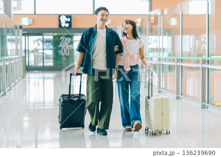 今から旅に出る空港のカップル　「撮影協力：関西国際空港（KIX）」 136239690