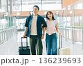 今から旅に出る空港のカップル　「撮影協力：関西国際空港（KIX）」 136239693