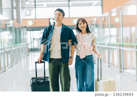 今から旅に出る空港のカップル　「撮影協力：関西国際空港（KIX）」 136239693