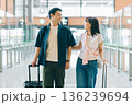 今から旅に出る空港のカップル　「撮影協力：関西国際空港（KIX）」 136239694