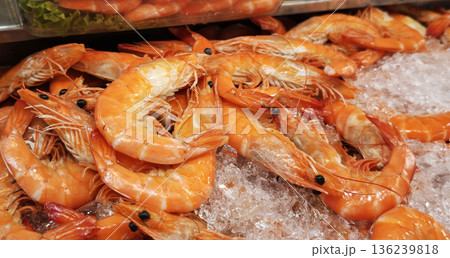 Cooked shrimp, chilled on ice. 136239818