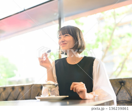 カフェにて 136239861