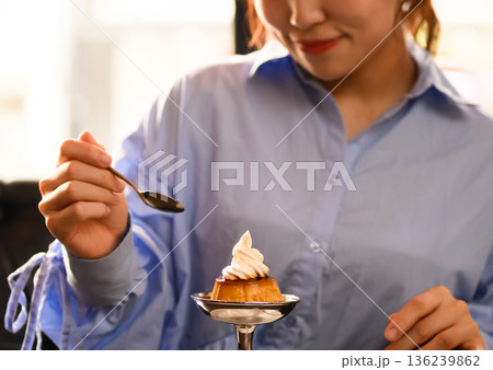 カフェにて 136239862