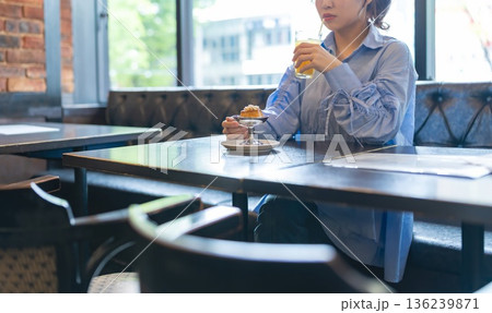 カフェでクラシックプリンとコーヒーを楽しむ女性 カフェでクラシックプリンとコーヒーを楽しむ女性 136239871