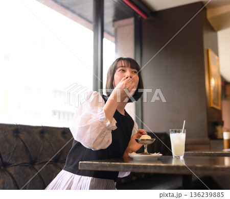 カフェでアイスクリームを楽しむ20代日本人女性 136239885