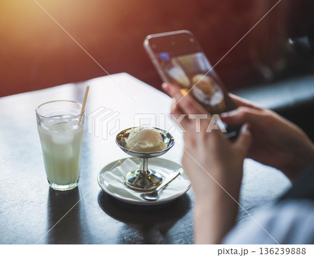カフェでアイスとドリンクをスマホで撮影する 136239888