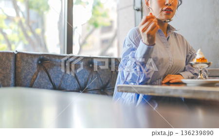 カフェでクラシックプリンを食べる20代日本人女性の上半身 136239890