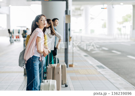 旅先でタクシー(バス)を待つ人たち 「撮影協力:関西国際空港(KIX)」 旅先でタクシー(バス)を待つ人たち 「撮影協力:関西国際空港(KIX)」 136239896