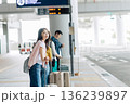 旅先でタクシー（バス）を待つ人たち　「撮影協力：関西国際空港（KIX）」 136239897