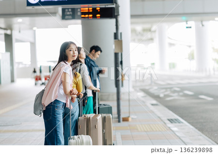 旅先でタクシー(バス)を待つ人たち 「撮影協力:関西国際空港(KIX)」 旅先でタクシー(バス)を待つ人たち 「撮影協力:関西国際空港(KIX)」 136239898