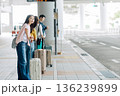 旅先でタクシー（バス）を待つ人たち　「撮影協力：関西国際空港（KIX）」 136239899