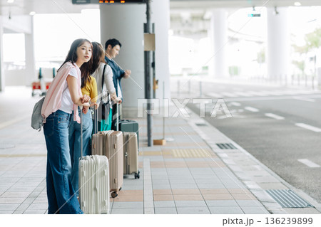 旅先でタクシー(バス)を待つ人たち 「撮影協力:関西国際空港(KIX)」 旅先でタクシー(バス)を待つ人たち 「撮影協力:関西国際空港(KIX)」 136239899