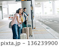 旅先でタクシー（バス）を待つ人たち　「撮影協力：関西国際空港（KIX）」 136239900