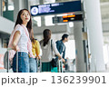 旅先でタクシー（バス）を待つ人たち　「撮影協力：関西国際空港（KIX）」 136239901