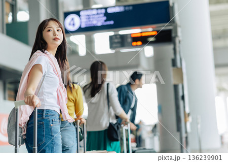 旅先でタクシー(バス)を待つ人たち 「撮影協力:関西国際空港(KIX)」 旅先でタクシー(バス)を待つ人たち 「撮影協力:関西国際空港(KIX)」 136239901