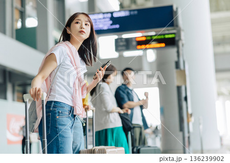 旅先でタクシー(バス)を待つ人たち 「撮影協力:関西国際空港(KIX)」 旅先でタクシー(バス)を待つ人たち 「撮影協力:関西国際空港(KIX)」 136239902
