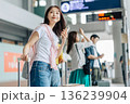 旅先でタクシー（バス）を待つ人たち　「撮影協力：関西国際空港（KIX）」 136239904