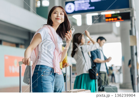 旅先でタクシー(バス)を待つ人たち 「撮影協力:関西国際空港(KIX)」 旅先でタクシー(バス)を待つ人たち 「撮影協力:関西国際空港(KIX)」 136239904