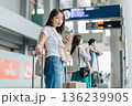 旅先でタクシー（バス）を待つ人たち　「撮影協力：関西国際空港（KIX）」 136239905