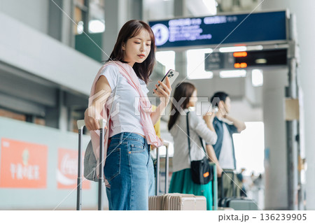 旅先でタクシー(バス)を待つ人たち 「撮影協力:関西国際空港(KIX)」 旅先でタクシー(バス)を待つ人たち 「撮影協力:関西国際空港(KIX)」 136239905