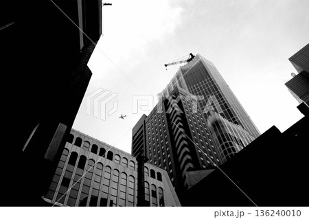 「CRAZY」と書かれた古いドア 136240010