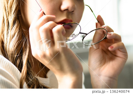 女性が眼鏡を外す 136240074