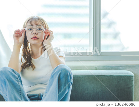 丸眼鏡の女性が座る 136240080