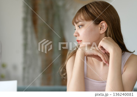 物思いにふける女性の横顔 物思いにふける女性の横顔 136240081