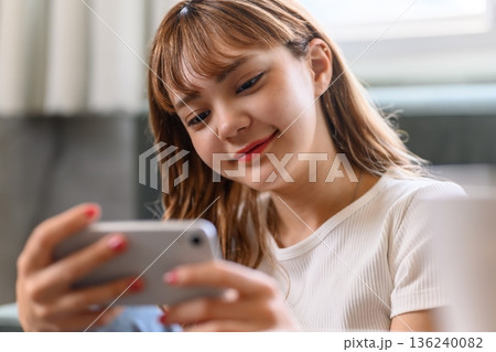 スマホを見る若い女性 136240082