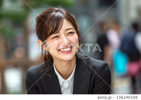 笑顔の若いビジネスウーマン 136240109