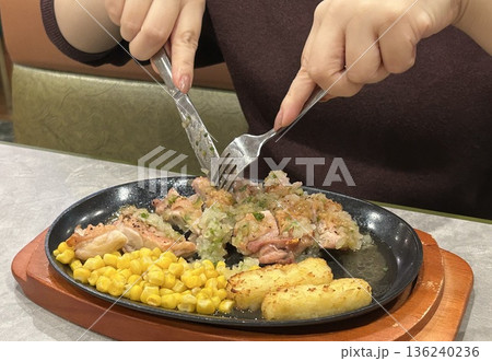 鉄板焼きの若鶏のディアボラ風 136240236