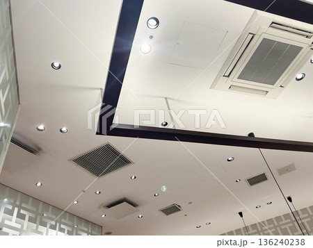 天井埋め込み型のエアコンと吸排気グリル 天井埋め込み型のエアコンと吸排気グリル 136240238