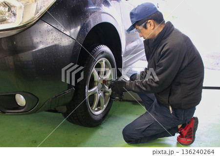 タイヤ交換、点検整備をする男性 136240264