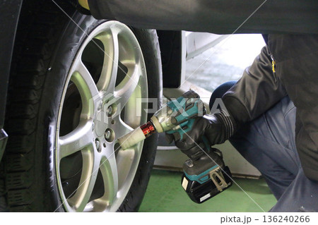 インパクトレンチでのタイヤ交換 136240266