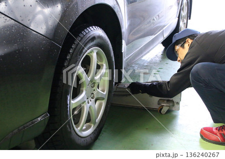 タイヤ交換、点検整備をする男性 136240267