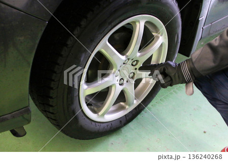 タイヤ交換作業後の指差し確認 136240268