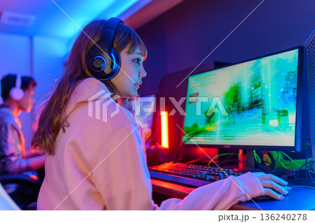 女性ゲーマーとヘッドセット 136240278