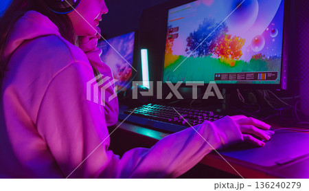 ゲーマーの夜間ゲームプレイ 136240279