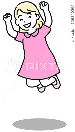 ジャンプする小学生　女の子 136240366
