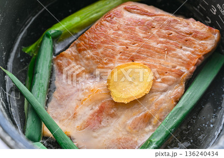 焼いた豚塊肉を炊飯器で炊く 焼いた豚塊肉を炊飯器で炊く 136240434