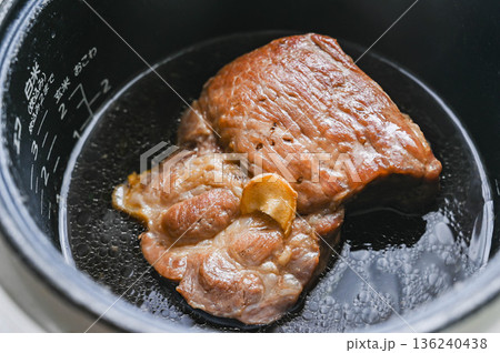 炊飯器で炊く豚塊肉 136240438