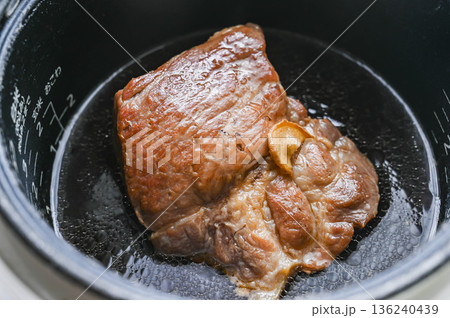 炊飯器で炊く豚塊肉 136240439