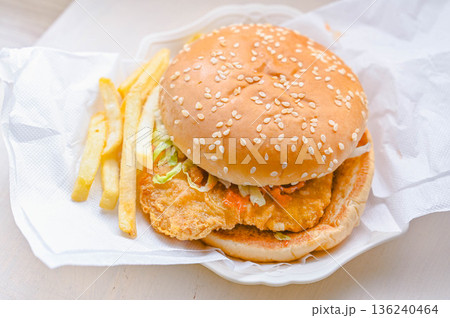 スパイシーチキンバーガー 136240464