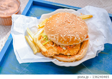 スパイシーチキンバーガー 136240465