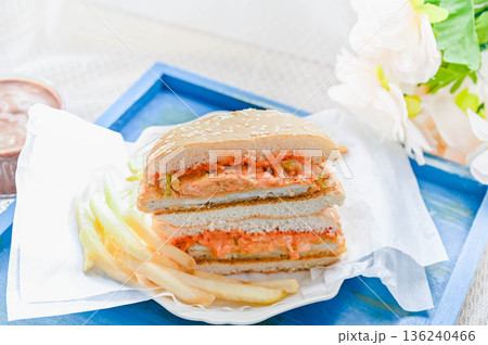 スパイシーチキンバーガー 136240466