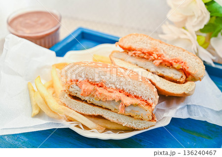 スパイシーチキンバーガー 136240467