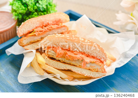 スパイシーチキンバーガー 136240468