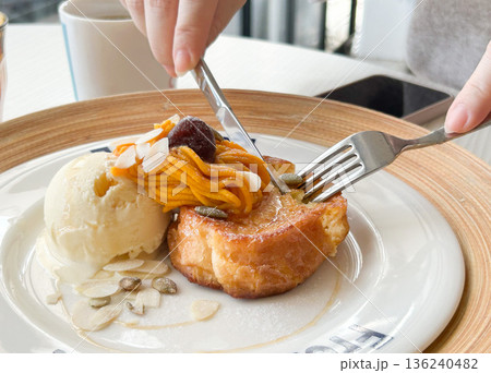 かぼちゃのモンブランとマロングラッセのフレンチトースト 136240482