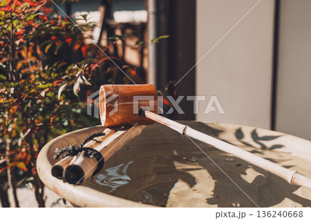 日本庭園の手水鉢と柄杓　静寂を感じる和の空間 136240668