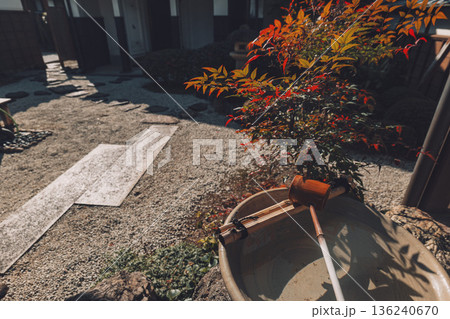 日本庭園の手水鉢と柄杓　静寂を感じる和の空間 136240670